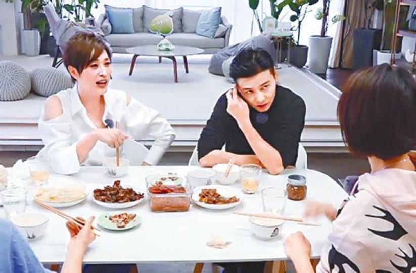張晉聽到陳法蓉爆料指老婆想將自己介紹俾其他女仔，感到意外。微博圖片陳法蓉（左）重提俾蔡少芬鬧爆要忍氣吞聲，激動爆喊。微博圖片陳法蓉（右）當年因俾傳媒跟到去蔡少芬（左二）婚禮，令佢埋藏咗個心結。資料圖片