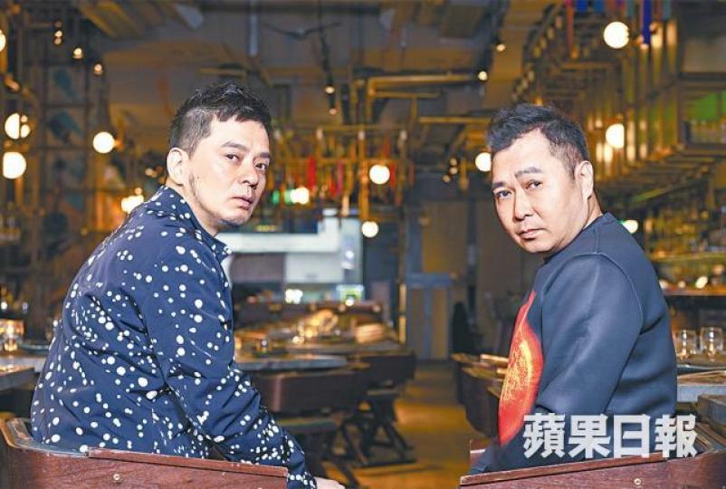 黃耀明（右）與劉以達的達明一派，在六四30周年推出新歌《回憶有罪》，以歌聲和影像回憶六四。資料圖片【8964 ERROR】《回憶有罪》MV開首，打入8964的檔案名，卻顯示「ERROR 404」。【重現坦克人】MV以動畫形式重現六四最著名、學生以肉身擋坦克的「坦克人」畫面。【單車運傷者】六四槍聲一響，學生以單車運送或乘載受傷同伴奔波求醫。【燭光悼六四】MV中出現萬點燭光，悼念六四死傷者。【黃色雨傘陣】香港在14年發生雨傘革命，MV中亦出現多把黃色雨傘，喻意黃傘遍地開花。八九民運爆發期間，歌手舉行