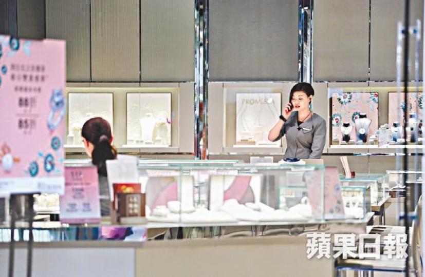珠寶首飾、鐘錶及名貴禮物的銷貨價值跌幅最大。 珠寶首飾、鐘錶及名貴禮物的銷貨價值跌幅最大。