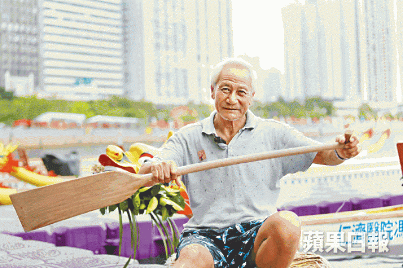 美叔與同伴跟隨鼓聲,下槳齊上齊落,濺起一道道水花。
美叔與同伴跟隨鼓聲,下槳齊上齊落,濺起一道道水花。