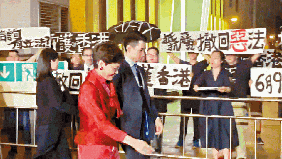 十多名藝術工作者昨在頒獎禮場外示威促撤回送中惡法,林鄭月娥直行直過上車離開。互聯網設計師Karman L’Ull 作品中,「香港」回歸後剩下「港」,2014年傘運後變成「巷」,2019年變成「共」,以此表達香港逐步變質。立場新聞藝術總監劉仁顯發起行動籲設計師以圖像表態,並呼籲市民參與6月9日反送中大遊行。設計師學子的作品是一幅切成一條條柵欄的紅白中國地圖,予人身陷牢獄之感,寓意特區政府硬推送中惡法將香港囚禁。 十多名藝術工作者昨在頒獎禮場外示威促撤回送中惡法,林鄭月娥直行直過上車離開。互聯網設計師Karman L’Ull 作品中,「香港」回歸後剩下「港」,2014年傘運後變成「巷」,2019年變成「共」,以此表達香港逐步變質。立場新聞藝術總監劉仁顯發起行動籲設計師以圖像表態,並呼籲市民參與6月9日反送中大遊行。設計師學子的作品是一幅切成一條條柵欄的紅白中國地圖,予人身陷牢獄之感,寓意特區政府硬推送中惡法將香港囚禁。