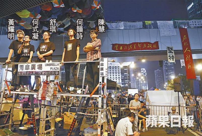 黃耀明在雨傘運動期間，與文化界人士成立文化界監察暴力行動組，關注政府濫用暴力。