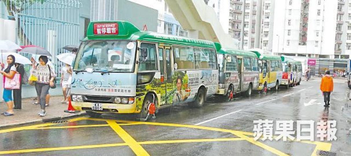 六輛停泊路邊的小巴前轆被鎖上。 六輛停泊路邊的小巴前轆被鎖上。