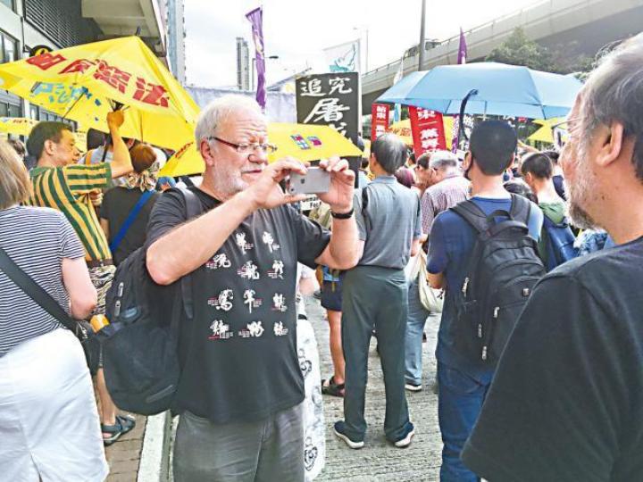 白夏上月26日現身香港,參加六四遊行。讀者提供圖片佔中三子中兩人入獄,白夏指判得較重。 白夏上月26日現身香港,參加六四遊行。讀者提供圖片佔中三子中兩人入獄,白夏指判得較重。
