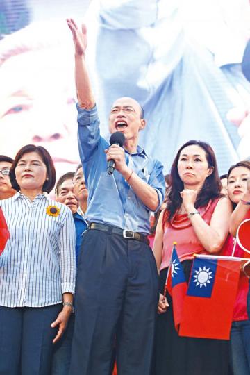 韓國瑜在夫人李佳芬陪伴下,在台上誓師向總統路進軍。 台灣蘋果新聞網逾40萬韓粉現身總統府前凱達格蘭大道的誓師大會,人數之多,為近年罕見。台灣蘋果新聞網 韓國瑜在夫人李佳芬陪伴下,在台上誓師向總統路進軍。 台灣蘋果新聞網逾40萬韓粉現身總統府前凱達格蘭大道的誓師大會,人數之多,為近年罕見。台灣蘋果新聞網