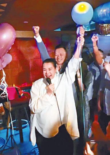 杏兒與老公李乘德拿起藍色氣球宣佈陀B仔，表情相當興奮。互聯網圖片