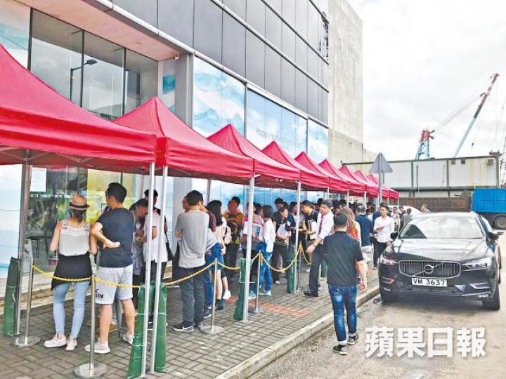 日出康城LP6售樓處昨有大批準買家排隊,場面墟冚。 日出康城LP6售樓處昨有大批準買家排隊,場面墟冚。