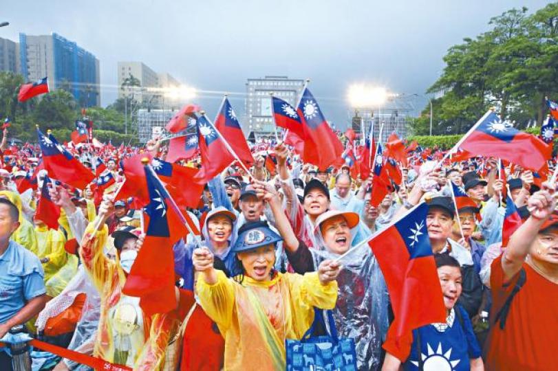支持者不斷揮中華民國國旗並大喊「小英下台」。 台灣蘋果新聞網 支持者不斷揮中華民國國旗並大喊「小英下台」。 台灣蘋果新聞網