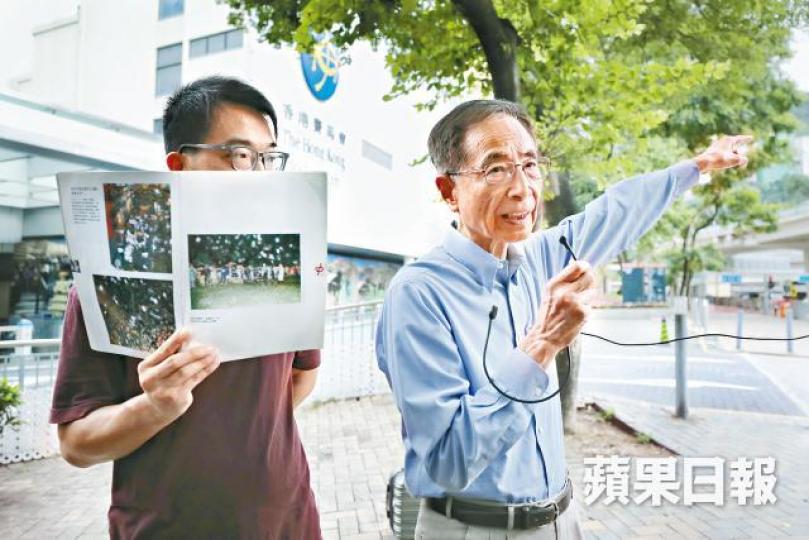 陳景輝(左)邀請李柱銘帶領導賞團到跑馬地,講述當年港人聲援民運事迹。何頴賢攝 陳景輝(左)邀請李柱銘帶領導賞團到跑馬地,講述當年港人聲援民運事迹。何頴賢攝