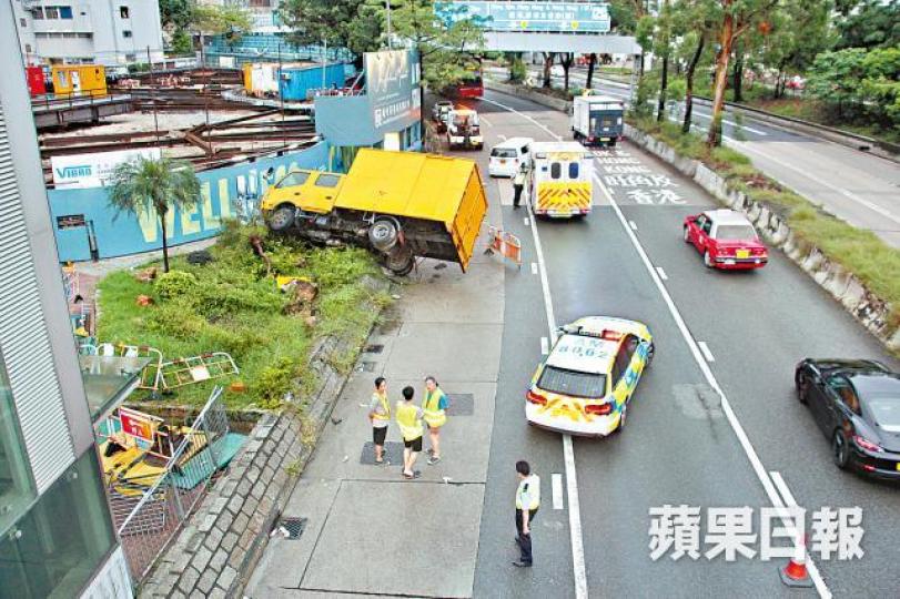 貨車被撞後鏟上花槽。潘志能攝 貨車被撞後鏟上花槽。潘志能攝