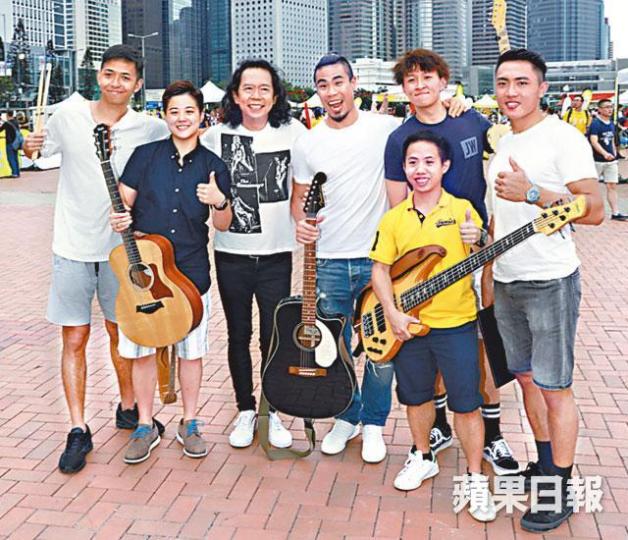 鄧健明（左三）與一班年輕運動員夾band，他笑說有代溝。