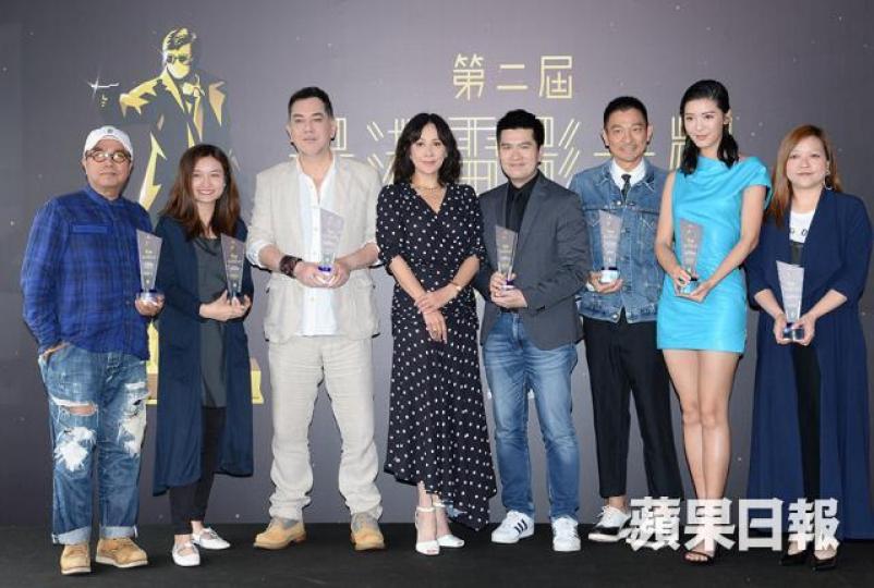 劉生突然讓位，輕輕拉了我到嘉玲姐旁邊，於是這個活動的最後大合照，就變成了巨星劉嘉玲與我這位新導演站中央，劉生與秋生站兩旁，之後再到兩旁的余香凝、陳小娟的照片了。