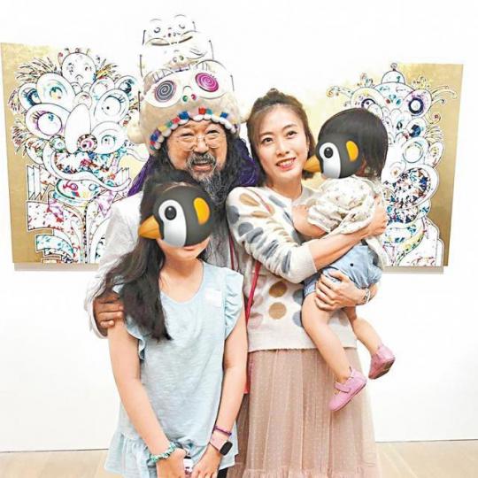 日本當代藝術家村上隆在港搞藝術展，甘比帶同兩女兒到場。互聯網圖片甘比昨日帶女兒探訪獨居老人及派糭。互聯網圖片村上隆的徒弟Mr.（右）為秀樺畫人像插畫。互聯網圖片大劉不時抽空陪子女，但今次參觀藝術展時未見同行。資料圖片