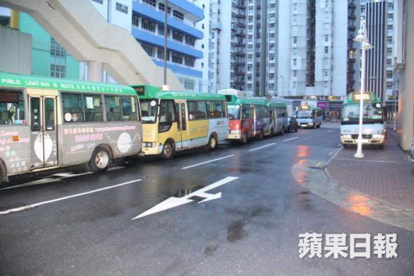 小巴營運商支付解鎖費後,繼續將小巴停泊於黃埔花園路邊。謝志輝攝 小巴營運商支付解鎖費後,繼續將小巴停泊於黃埔花園路邊。謝志輝攝