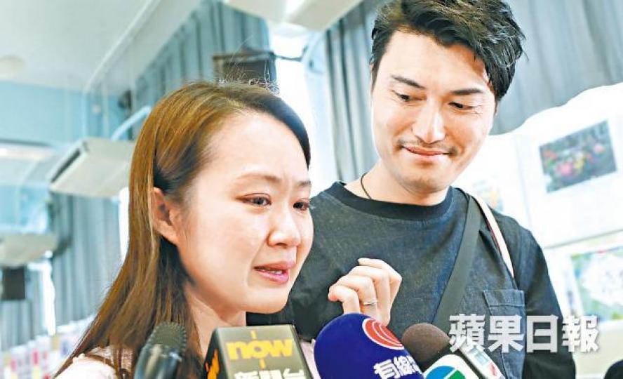【努力沒白費】女兒獲派拔萃小學的翁太不住流眼淚,直言「開心過自己結婚」;翁生亦表示努力沒有白費。陳善南攝【真係冇諗過】王太的兒子入讀喇沙,她表示:「真係好興奮,冇諗過,我本身想6點嚟排隊,係老公制止咗我……會筵開10席慶祝!」【盼女兒成功】陳先生的女兒獲派首志願瑪利諾修院學校(小學部),他表示:「亞洲父母的願望都差不多,雖然都希望她身體健康,但心裏都希望她成功一些。」 【努力沒白費】女兒獲派拔萃小學的翁太不住流眼淚,直言「開心過自己結婚」;翁生亦表示努力沒有白費。陳善南攝【真係冇諗過】王太的兒子入讀喇沙,她表示:「真係好興奮,冇諗過,我本身想6點嚟排隊,係老公制止咗我……會筵開10席慶祝!」【盼女兒成功】陳先生的女兒獲派首志願瑪利諾修院學校(小學部),他表示:「亞洲父母的願望都差不多,雖然都希望她身體健康,但心裏都希望她成功一些。」