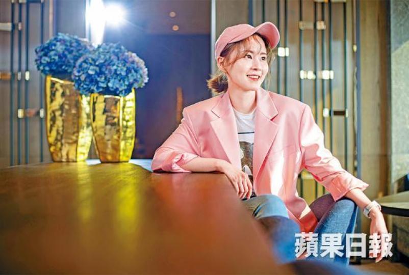 傅穎兩年前與拍拖兩年的蒙古男友分手：「如果因為偷食或者背叛，係好難做得番朋友㗎，我哋係好peace咁分開，所以做到。」《我會快樂的》是寫「傅走音」的心路歷程，今天傅穎再提起，沒事一樣。 資料圖片傅穎的北漂朋友圈，其中好友是海俊傑。互聯網圖片變臉、進化、膠等等字眼，幾乎每次都出現在傅穎的臉上，她說「聽到冇晒感覺」！資料圖片傅穎現在一半時間在北京、一半時間在香港，下半年計劃再出新歌，國語廣東歌都會唱。11年公開與羅仲謙戀情。如果時光可以倒流，傅穎說未必有guts再選擇公開。資料圖片Cookies九餅