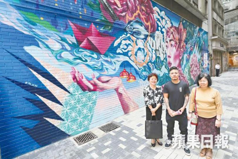 Mr.Taka(中)參與街道美化工程,為中環興隆街鴻德大廈外牆繪畫壁畫。何頴賢攝 Mr.Taka(中)參與街道美化工程,為中環興隆街鴻德大廈外牆繪畫壁畫。何頴賢攝