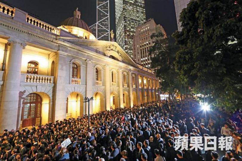 法律界周四發起回歸後第五度黑衣遊行,表達對送中例不滿;圖為2016年法律界不滿人大釋法發起黑衣遊行。資深大律師陳景生早前「下戰書」邀林鄭會面。 法律界周四發起回歸後第五度黑衣遊行,表達對送中例不滿;圖為2016年法律界不滿人大釋法發起黑衣遊行。資深大律師陳景生早前「下戰書」邀林鄭會面。