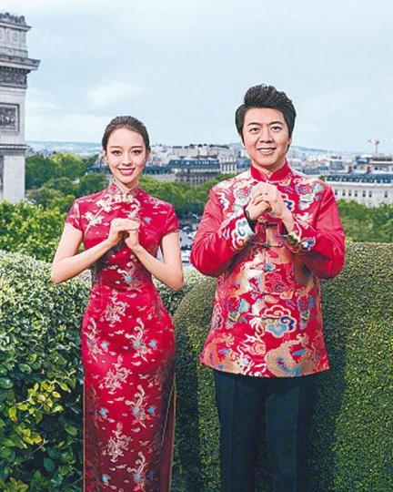 郎朗與新婚太太吉娜愛麗絲身穿中國禮服，在凱旋門影婚照。微博圖片