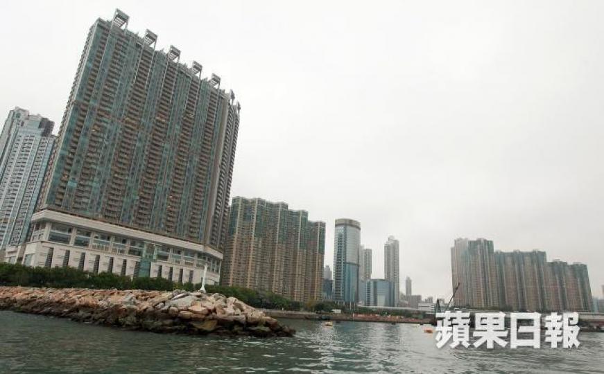 近年樓價大約慢股價3至6個月,假設港股繼續低位徘徊,樓價要有明顯調整,最快都要到8月才出現。 資料圖片 近年樓價大約慢股價3至6個月,假設港股繼續低位徘徊,樓價要有明顯調整,最快都要到8月才出現。 資料圖片