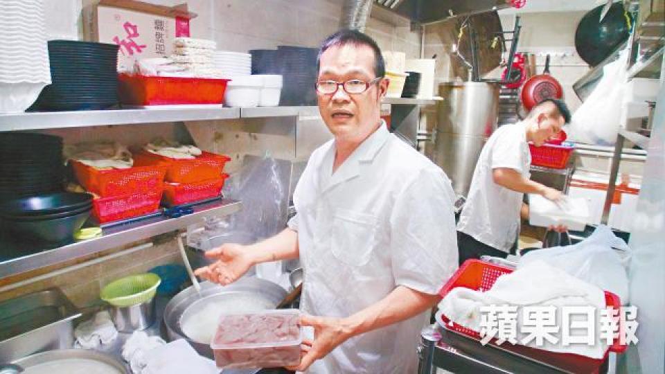 「豬大王」負責人黎先生稱現時靠入貴貨維持供應。 「豬大王」負責人黎先生稱現時靠入貴貨維持供應。