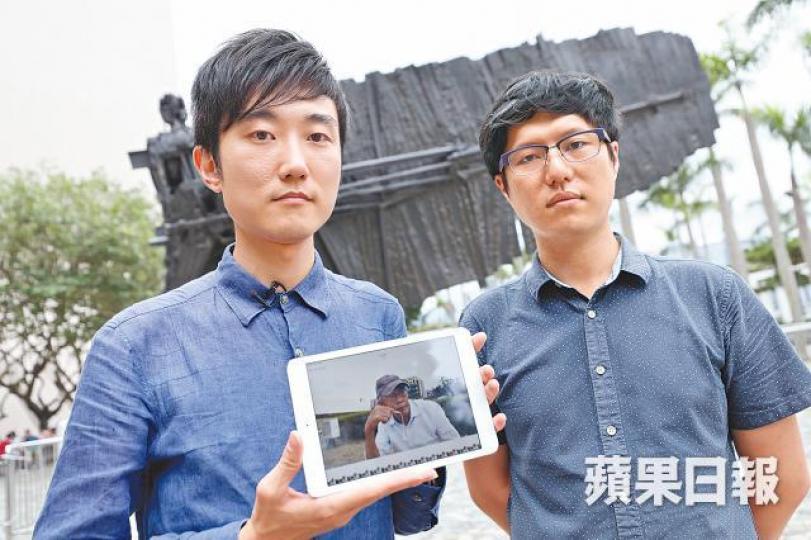 主辦者張文龍(左)及巫堃泰指集會上將播放林榮基錄影片段。參加「民主信差」活動的市民向自由戰士雕塑獻花。朱永倫攝 主辦者張文龍(左)及巫堃泰指集會上將播放林榮基錄影片段。參加「民主信差」活動的市民向自由戰士雕塑獻花。朱永倫攝
