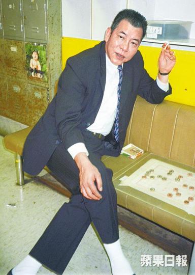 【1949-2019】李兆基昨日因肝癌擴散至肺部，經搶救後無效在伊利沙伯醫院病逝，終年69歲。李兆基去年曾中風，出院後與祥嫂和黃夏蕙茶聚時，要靠枴杖行動。今年3月李兆基與邱巧貞結婚，並由好友陳慎芝作見證。李兆基與吳志雄參演的《黑獄斷腸歌之砌生豬肉》，被視為經典。