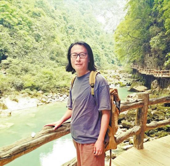 武文建武文建的激情還停在六四那天,其畫作一直以當日的天安門屠城為題材。 武文建武文建的激情還停在六四那天,其畫作一直以當日的天安門屠城為題材。