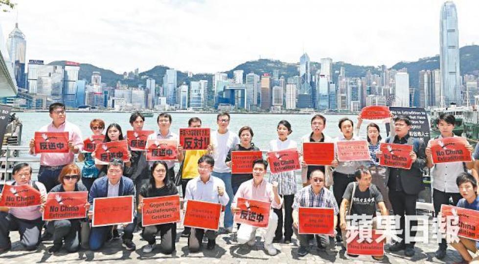 全港反送中聯席近30名成員昨在尖沙嘴手持多國語言的標語,向國際社會表達憂慮。朱永倫攝盛記麵家老闆B哥 全港反送中聯席近30名成員昨在尖沙嘴手持多國語言的標語,向國際社會表達憂慮。朱永倫攝盛記麵家老闆B哥