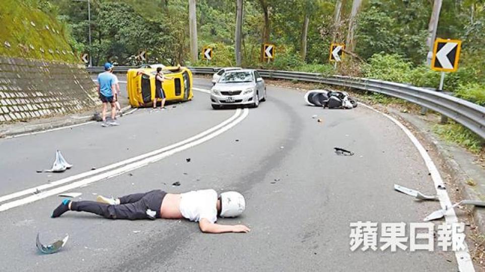 電單車駛至槍會對開時與黃色私家車相撞,鐵騎士倒地受傷。互聯網 電單車駛至槍會對開時與黃色私家車相撞,鐵騎士倒地受傷。互聯網