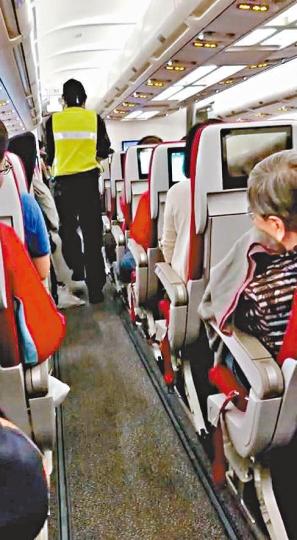 港航客機機艙一度關冷氣,有多名維修人員登機。讀者提供圖片 港航客機機艙一度關冷氣,有多名維修人員登機。讀者提供圖片