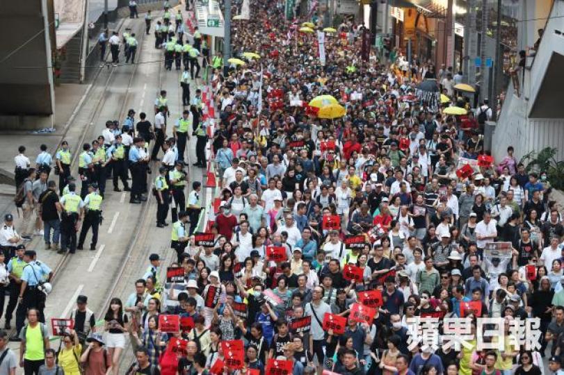 民陣6月9日發起的「反送中」遊行,將於維園草地起步;圖為民陣4月底發起的反送中遊行。 民陣6月9日發起的「反送中」遊行,將於維園草地起步;圖為民陣4月底發起的反送中遊行。