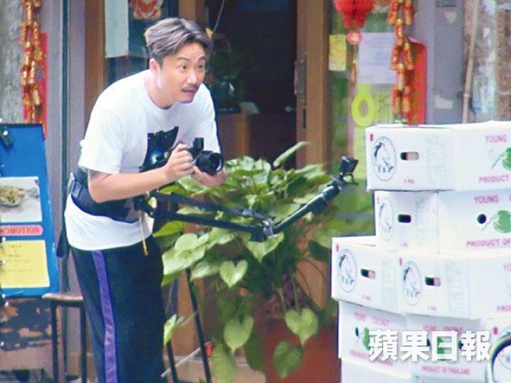鄭中基在街上拍照時聚精會神，見到合適角度立即按下快門。鄭中基到潮州菜館內取景，對半開放式廚房感興趣。