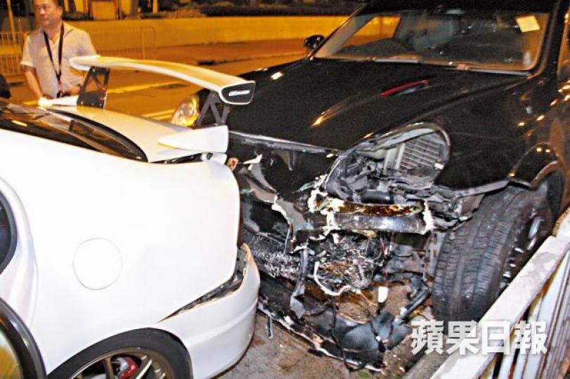 保時捷無人駕駛直行60米,撞到路邊死車才停定。潘志能攝涉事司機事後醉卧馬路被捕。 保時捷無人駕駛直行60米,撞到路邊死車才停定。潘志能攝涉事司機事後醉卧馬路被捕。