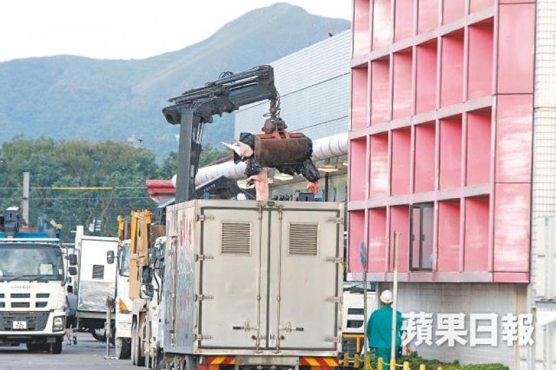 上水屠房昨銷毀4,100隻活豬,由貨車夾走運往打鼓嶺堆填區。唐家輝攝豬隻於屠房被宰後,由黑膠袋包裹等待運走。進出屠房的工作人員皆穿上全副保護裝備。 上水屠房昨銷毀4,100隻活豬,由貨車夾走運往打鼓嶺堆填區。唐家輝攝豬隻於屠房被宰後,由黑膠袋包裹等待運走。進出屠房的工作人員皆穿上全副保護裝備。