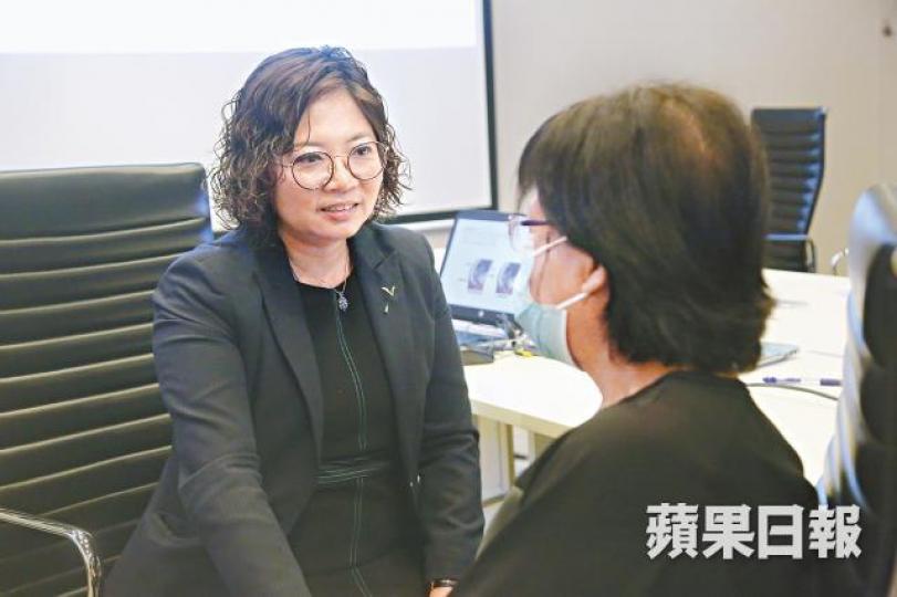 陳女士(右)指尿頻令她不敢與朋友出遠門,影響社交生活;旁為張皓琬醫生。何建忠攝 陳女士(右)指尿頻令她不敢與朋友出遠門,影響社交生活;旁為張皓琬醫生。何建忠攝