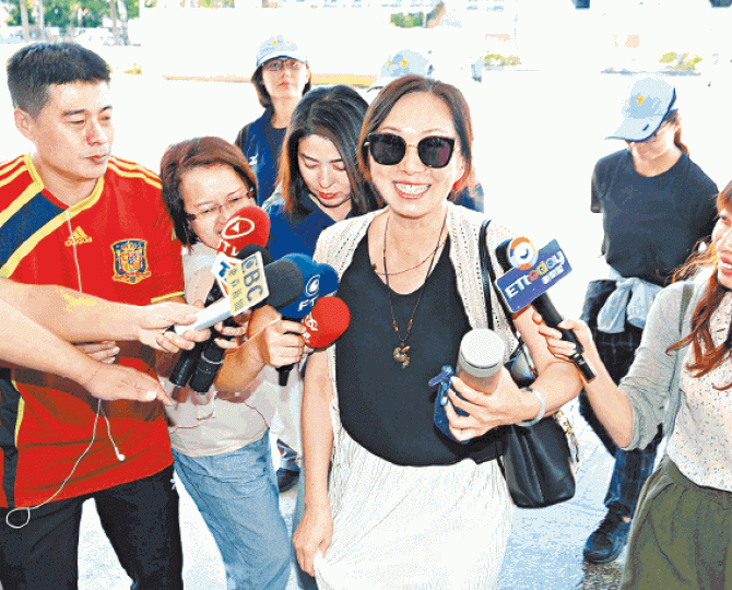 李佳芬昨出席活動時被記者追問丈夫婚外情傳聞。台灣蘋果新聞網婚外情傳聞未影響韓國瑜的支持度。台灣蘋果新聞網 李佳芬昨出席活動時被記者追問丈夫婚外情傳聞。台灣蘋果新聞網婚外情傳聞未影響韓國瑜的支持度。台灣蘋果新聞網
