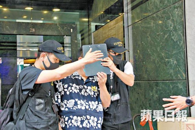 私家偵探社一名48歲調查主任被海關拘捕。司徒韋桐攝 私家偵探社一名48歲調查主任被海關拘捕。司徒韋桐攝