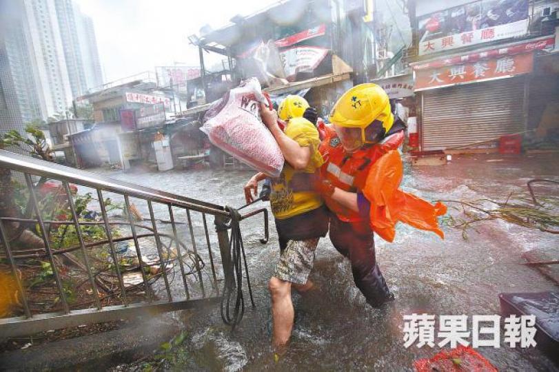 去年9月山竹蹂躪香港,有市民受困需消防救援。 去年9月山竹蹂躪香港,有市民受困需消防救援。