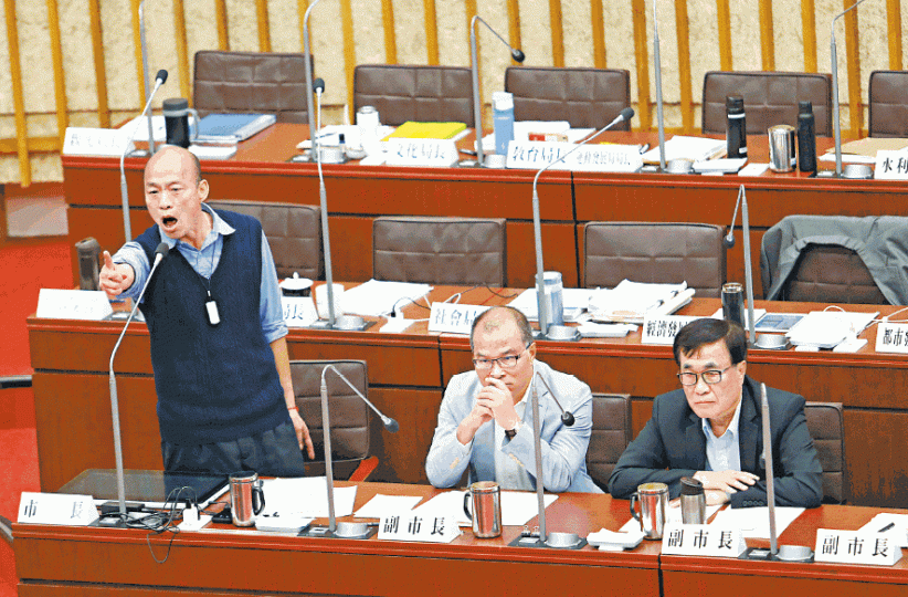 韓國瑜昨在高雄市議會內與民進黨女議員展開對罵。 韓國瑜昨在高雄市議會內與民進黨女議員展開對罵。