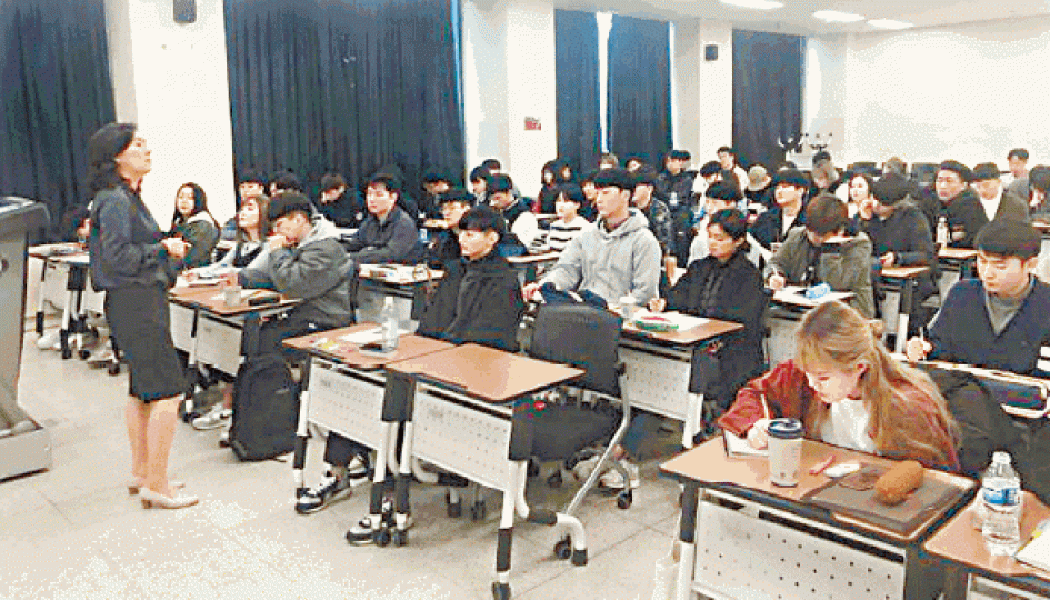南韓世宗大學開辦課程教導學生如何拍拖,並提供性教育。課堂上學生抽籤跟異性同學組合,作拍拖實習。金俊俠跟女同學「拍拖」做作業。 南韓世宗大學開辦課程教導學生如何拍拖,並提供性教育。課堂上學生抽籤跟異性同學組合,作拍拖實習。金俊俠跟女同學「拍拖」做作業。