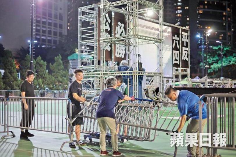 工作人員昨為今日舉行的六四燭光悼念集會作準備。何頴賢攝林卓廷等人展示以隱喻方式悼念8964的內地首日封,郵票前排三名運動員號碼布分別為「64」、「9」和「17」。 工作人員昨為今日舉行的六四燭光悼念集會作準備。何頴賢攝林卓廷等人展示以隱喻方式悼念8964的內地首日封,郵票前排三名運動員號碼布分別為「64」、「9」和「17」。