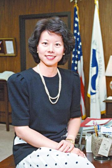 趙小蘭是美國首位華人內閣部長,自列根時代屢任高位。 趙小蘭是美國首位華人內閣部長,自列根時代屢任高位。