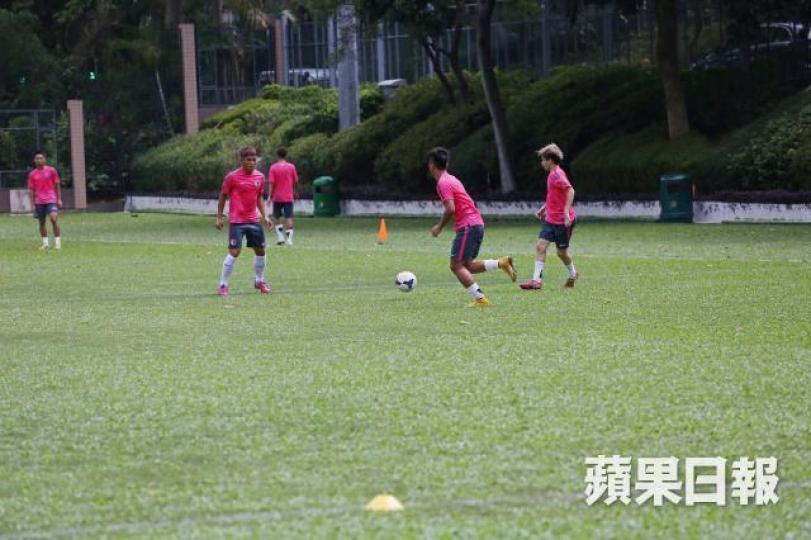 有些足球運動員喜歡穿着非常狹窄而貼身的鞋,在長時間訓練下,腳背骨之間的神經線就會受到磨擦,從而形成摩頓神經瘤。 有些足球運動員喜歡穿着非常狹窄而貼身的鞋,在長時間訓練下,腳背骨之間的神經線就會受到磨擦,從而形成摩頓神經瘤。