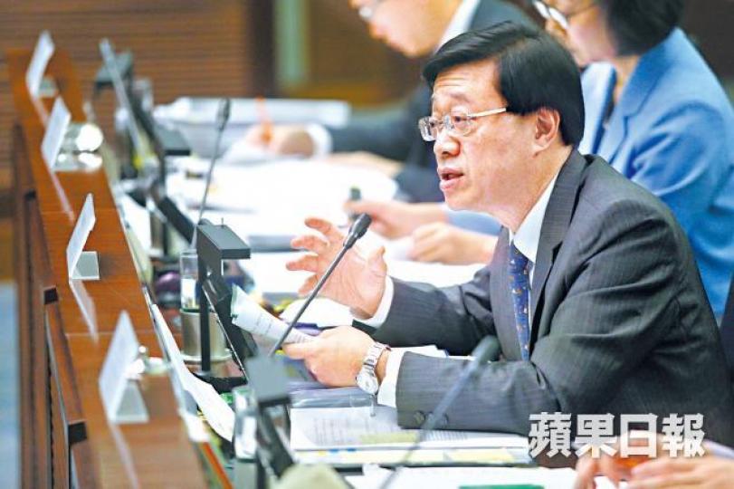 李家超昨出席保安事務委員會會議,懶理議員質問繼續硬銷送中例。董立華攝郭榮鏗 李家超昨出席保安事務委員會會議,懶理議員質問繼續硬銷送中例。董立華攝郭榮鏗