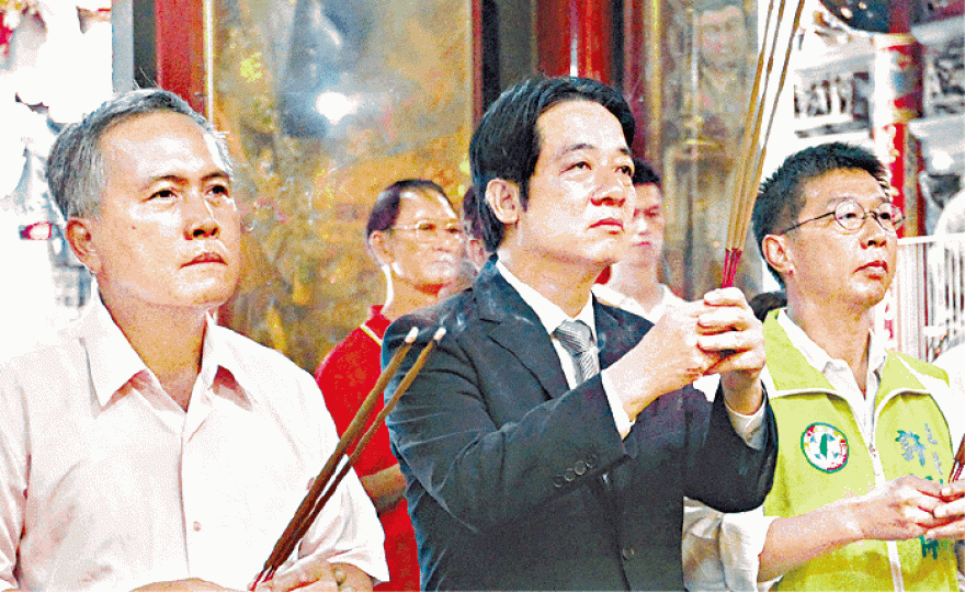 賴清德(中)昨到高雄媽祖廟參拜。 賴清德(中)昨到高雄媽祖廟參拜。