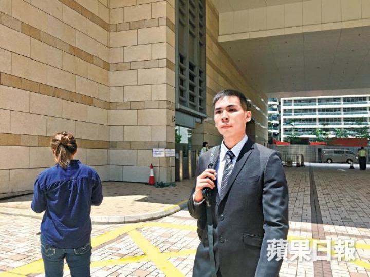 救生員葉嘉輝稱事發當日在餐廳透過窗口監察泳池。楊思雅攝
救生員葉嘉輝稱事發當日在餐廳透過窗口監察泳池。楊思雅攝