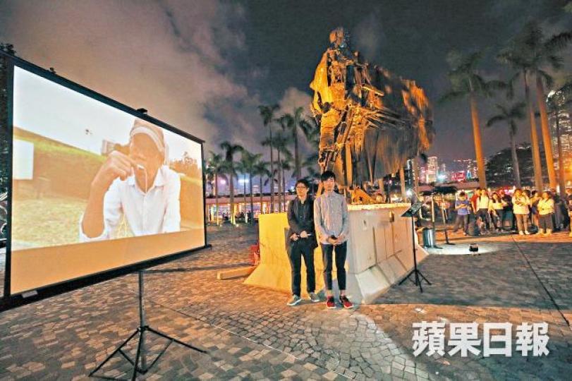尖沙嘴集會上播放銅鑼灣書店的前店長林榮基錄影片段。
尖沙嘴集會上播放銅鑼灣書店的前店長林榮基錄影片段。
