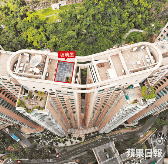 曉峰閣2座頂層連天台單位,僭建了一間約1,000平方呎玻璃屋。第一東方投資集團董事總經理簡家宜肇輝臺8號天台單位的僭建物以鋁板及玻璃建成。婦科名醫李福謙跑馬地比華利山A座單位天台的僭建物面積約1,200平方呎,被帆布圍封。利邦投資顧問有限公司CEO鄭心傑 曉峰閣2座頂層連天台單位,僭建了一間約1,000平方呎玻璃屋。第一東方投資集團董事總經理簡家宜肇輝臺8號天台單位的僭建物以鋁板及玻璃建成。婦科名醫李福謙跑馬地比華利山A座單位天台的僭建物面積約1,200平方呎,被帆布圍封。利邦投資顧問有限公司CEO鄭心傑