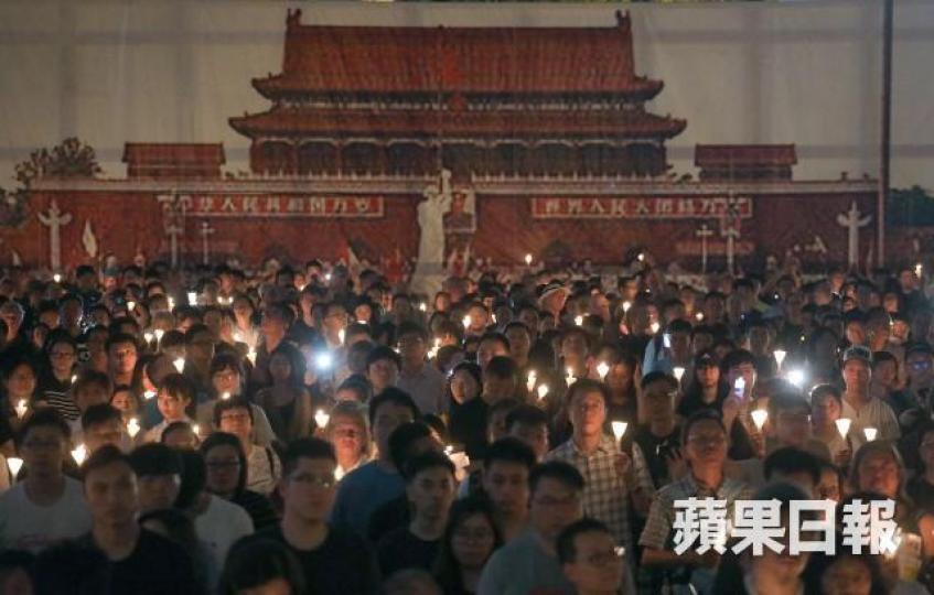 維園昨晚亮起點點燭光悼念六四死難者。陳善南攝
維園昨晚亮起點點燭光悼念六四死難者。陳善南攝